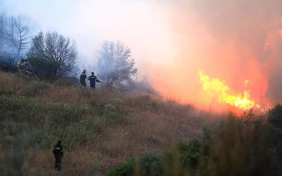 Τι συμβαίνει με τον καιρό; – Φωτιά απειλεί χωριό στη Φθιώτιδα – Θεομηνία στη Λάρισα, χαλάζι στη Ζαγορά Πηλίου!